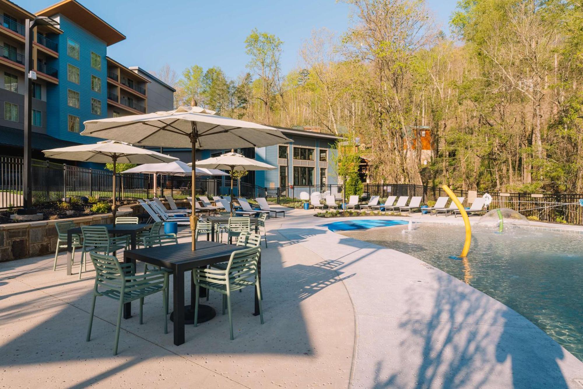Embassy Suites By Hilton Gatlinburg Resort Esterno foto